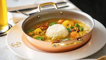 Un piatto di riso e curry.