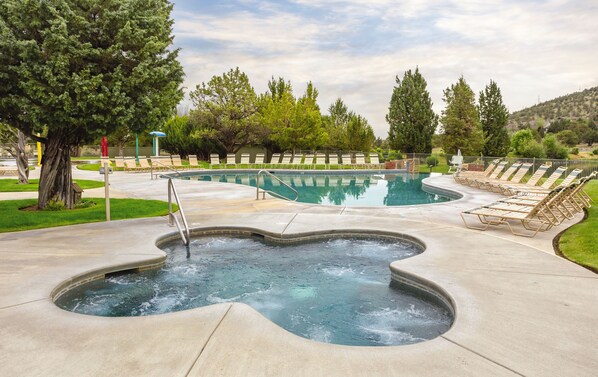 Indoor pool, 2 outdoor pools, sun loungers