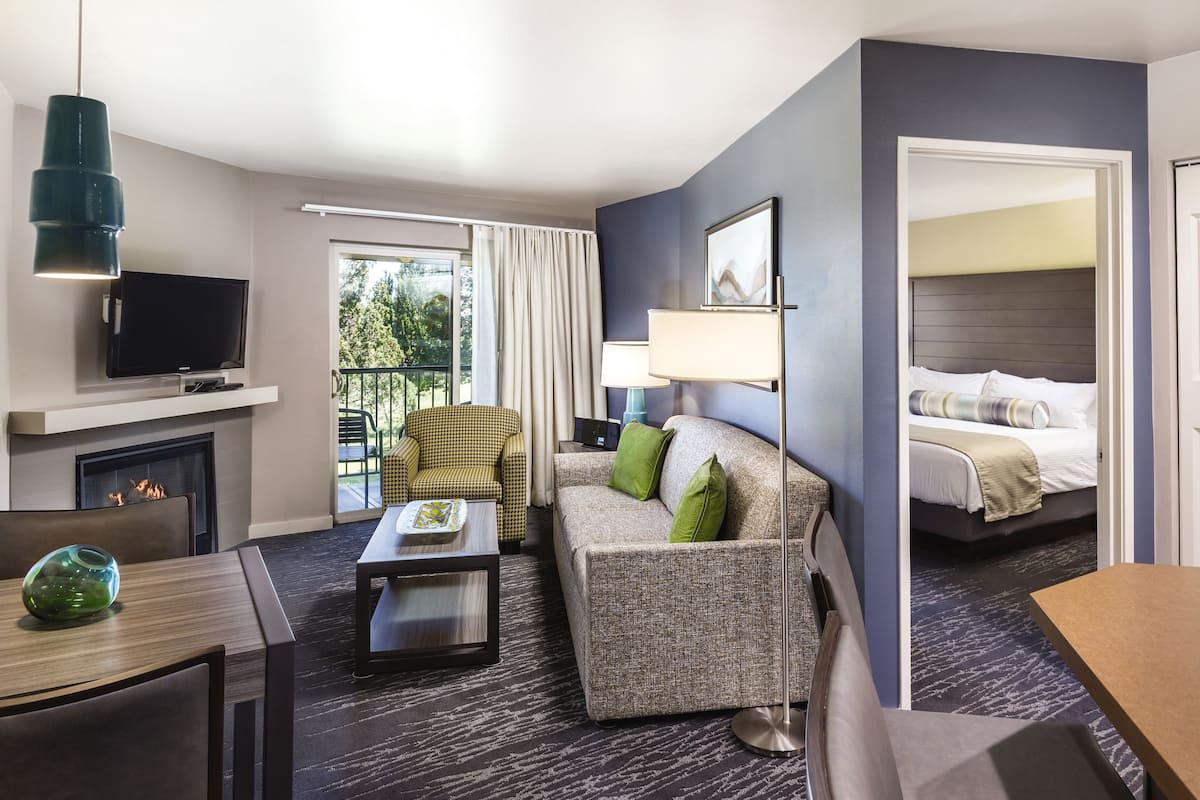 Standard Suite, 1 Bedroom, Non Smoking, Kitchenette | Ruang tamu | 32 inci televisyen skrin rata dengan kabel, TV, pendiangan