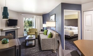 Standard-Suite, 1 Schlafzimmer, Nichtraucher, Kochnische | Wohnbereich | 32-Zoll-Flachbildfernseher mit Kabelempfang, Fernseher, Kamin