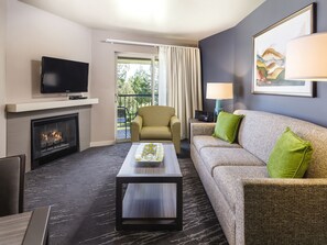 Standard Suite, 1 Bedroom, Non Smoking, Kitchenette | Living room | 32-inch flat-screen TV with cable channels, TV, fireplace