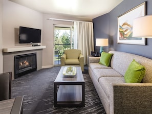 Standard-Suite, 1 Schlafzimmer, Nichtraucher, Kochnische | Wohnzimmer | 32-Zoll-Flachbildfernseher mit Kabelempfang, Fernseher, Kamin