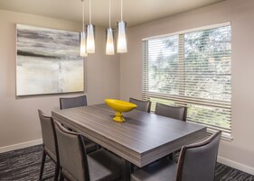 Apartamento estándar, 2 habitaciones, no fumadores, cocina | Servicio de comidas en la habitación