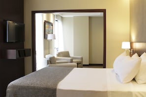 Single Executive Room | Ylelliset vuodevaatteet, untuvapeitot, tallelokero huoneessa, työpöytä