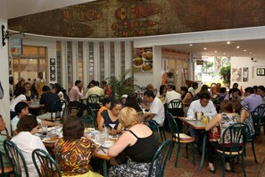 2 restaurants; breakfast, lunch, and dinner served - Hotel Continental (Guayaquil)