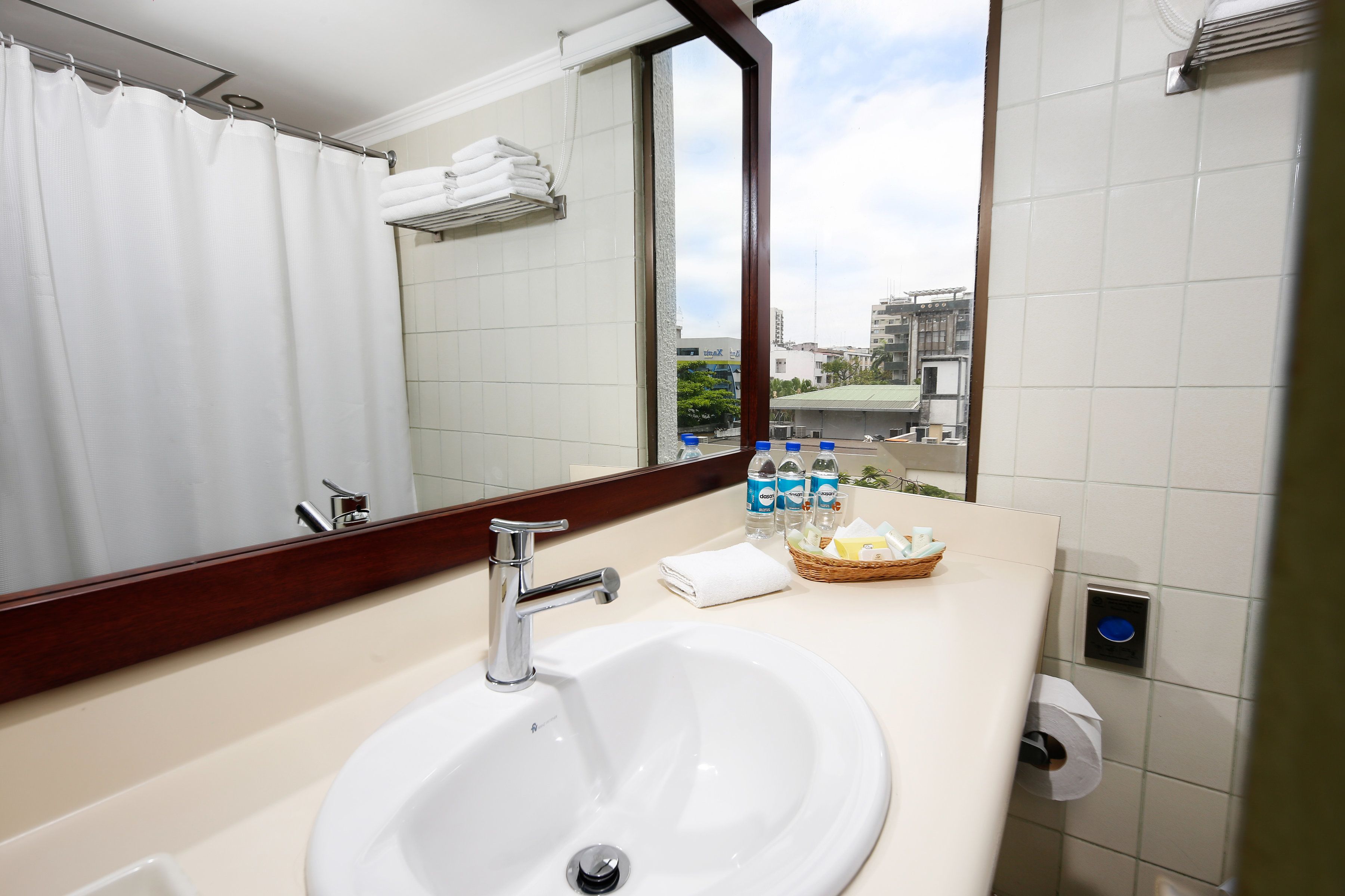 combined shower/bathtub, free toiletries, hair dryer, towels