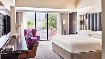 Dundyner, senger med overmadrass, safe på rommet og skrivebord