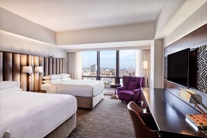 Down duvets, pillow-top beds, in-room safe, desk - Sheraton Grand Los Angeles (Los Angeles)