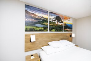 Room, 1 King Bed, Non Smoking (Modern) - Days Inn by Wyndham Cincinnati East (Cincinnati)
