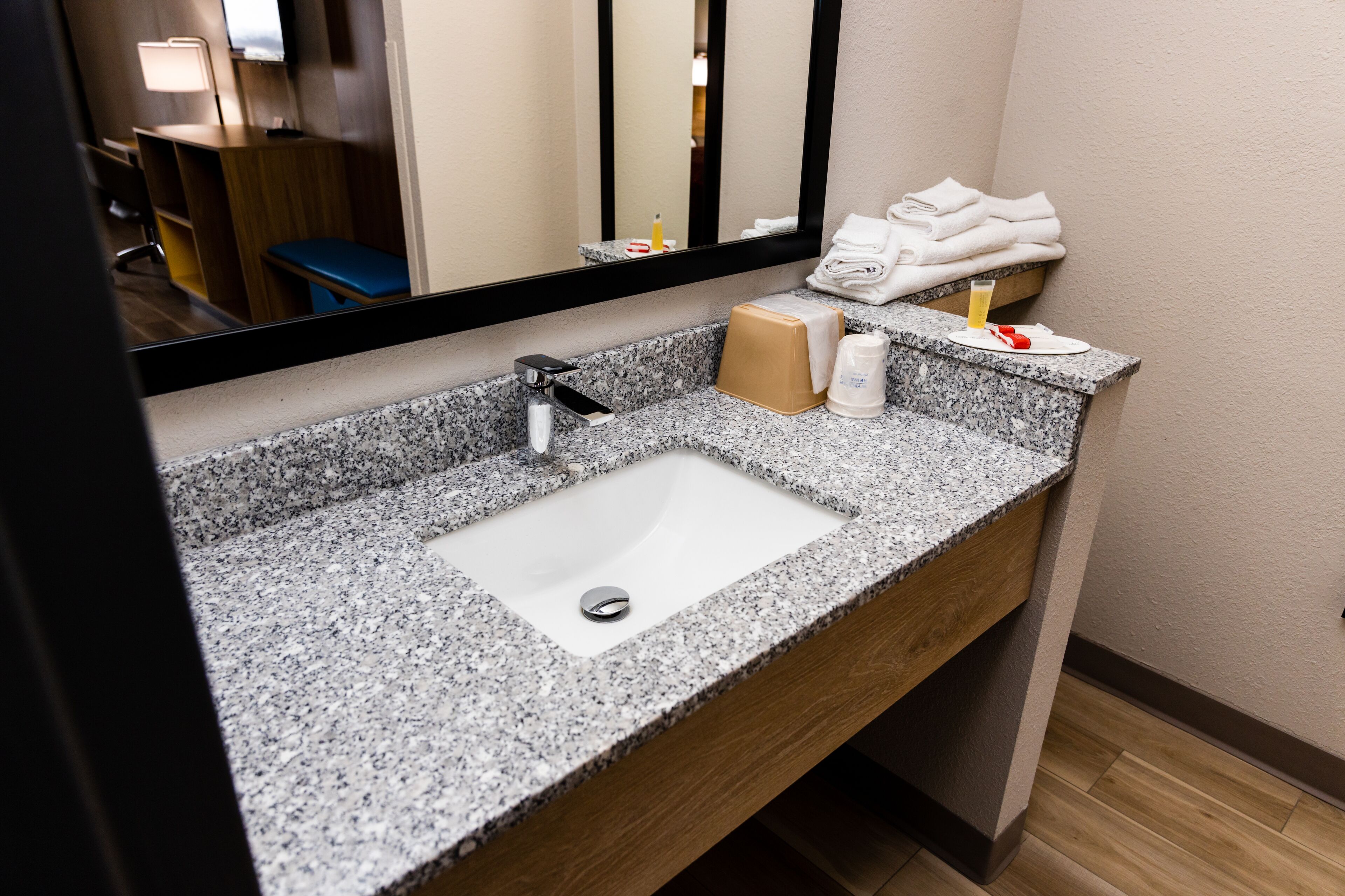 Combined shower/bathtub, towels