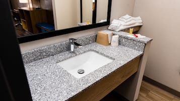 Combined shower/tub, towels