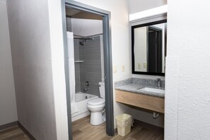 Room, 1 King Bed, Non Smoking (Modern) | Bathroom | Combined shower/tub, towels