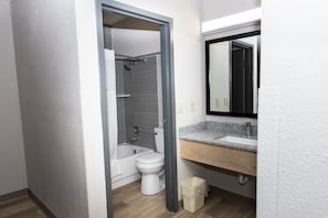 Room, 1 King Bed, Non Smoking (Modern) | Bathroom | Combined shower/tub, towels