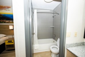 Combined shower/bathtub, towels