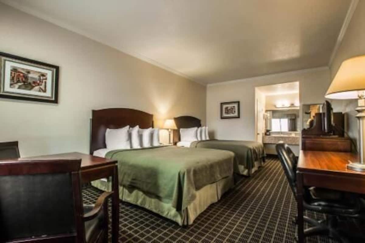 Premium bedding, in-room safe, desk, laptop workspace