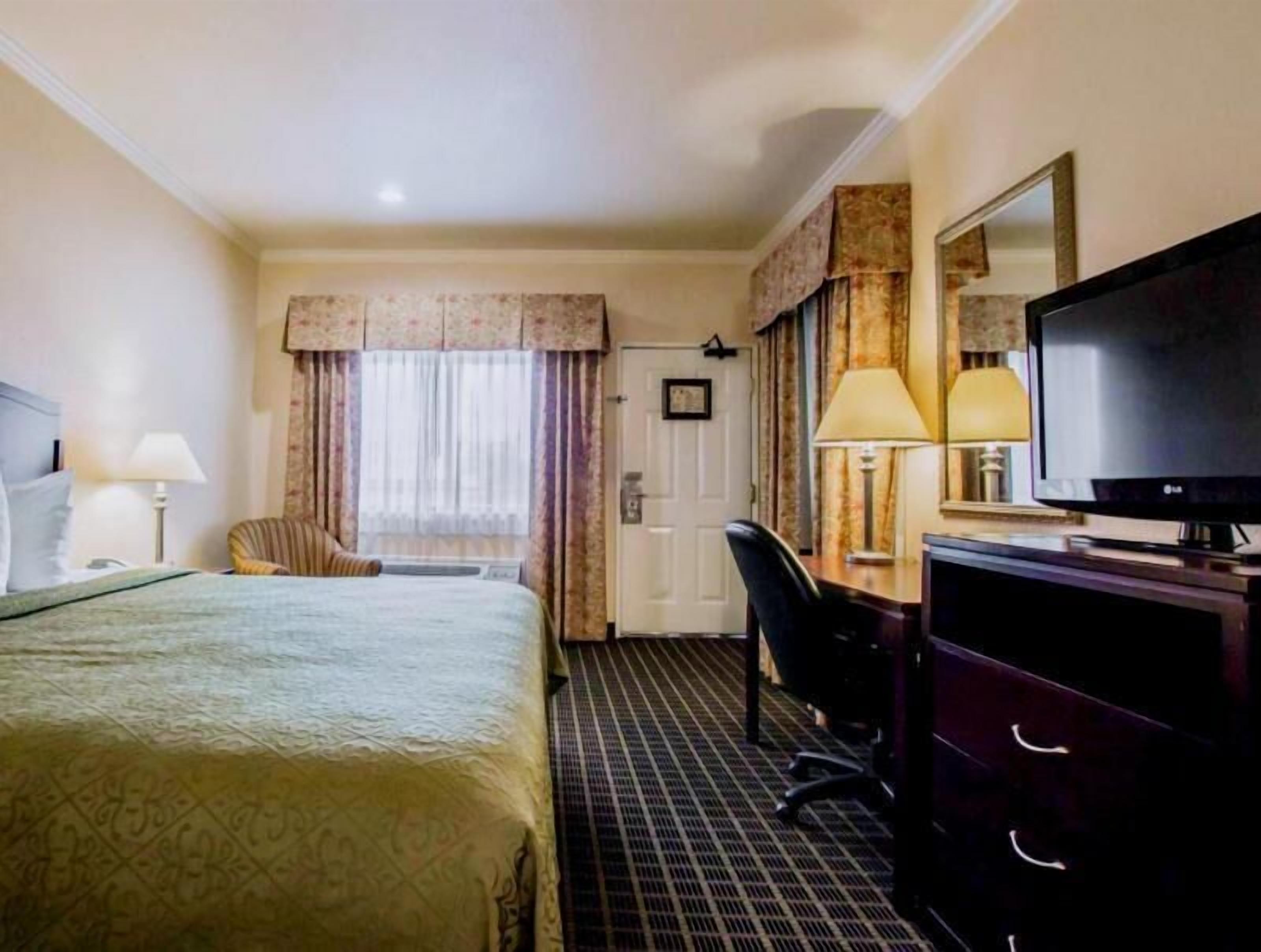 Premium bedding, in-room safe, desk, laptop workspace