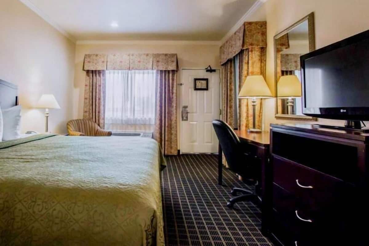 Premium bedding, in-room safe, desk, laptop workspace