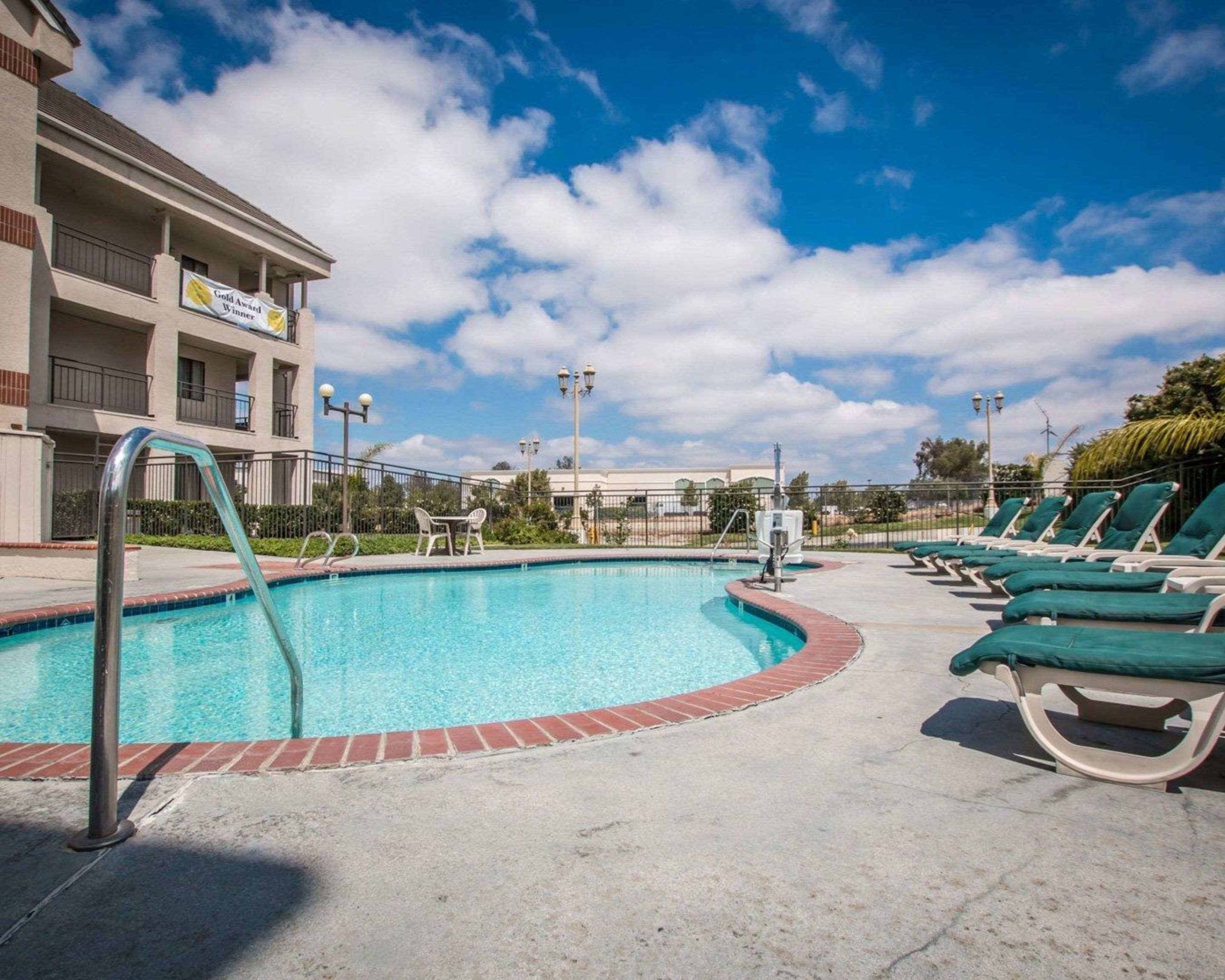 outdoor pool, open 8:00 am to 10:00 pm, pool umbrellas, pool loungers