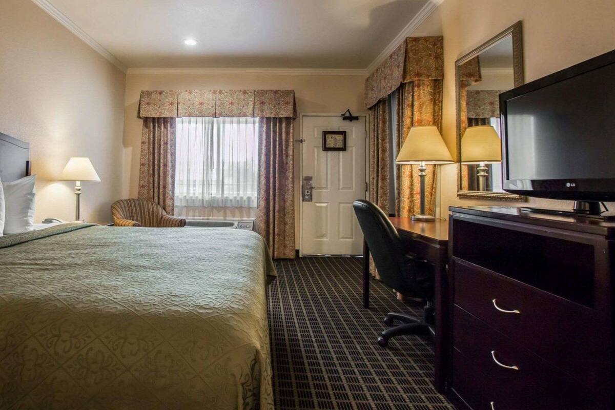 标准房, 1 张特大床, 无烟房 | 高档床上用品、客房内保险箱、办公桌、笔记本电脑工作区