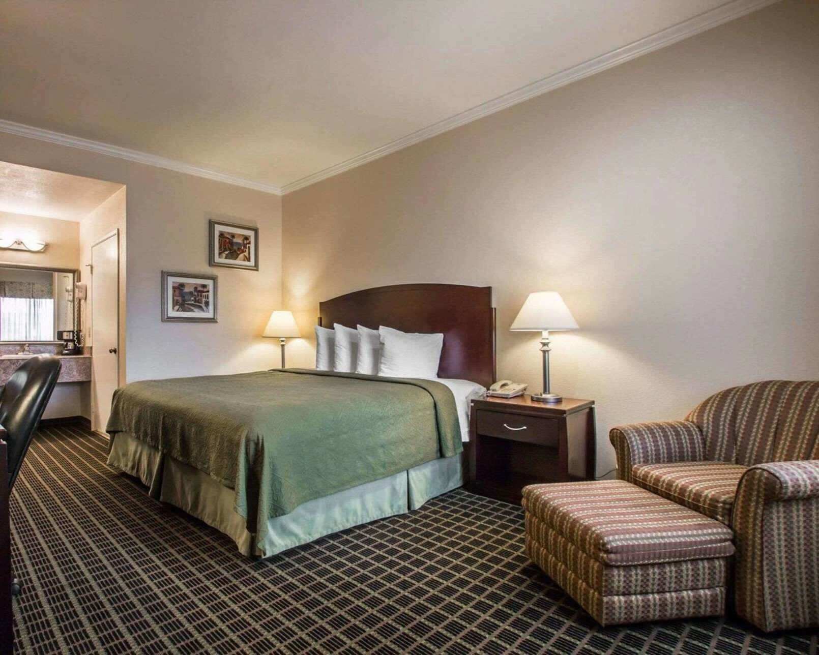 Premium bedding, in-room safe, desk, laptop workspace