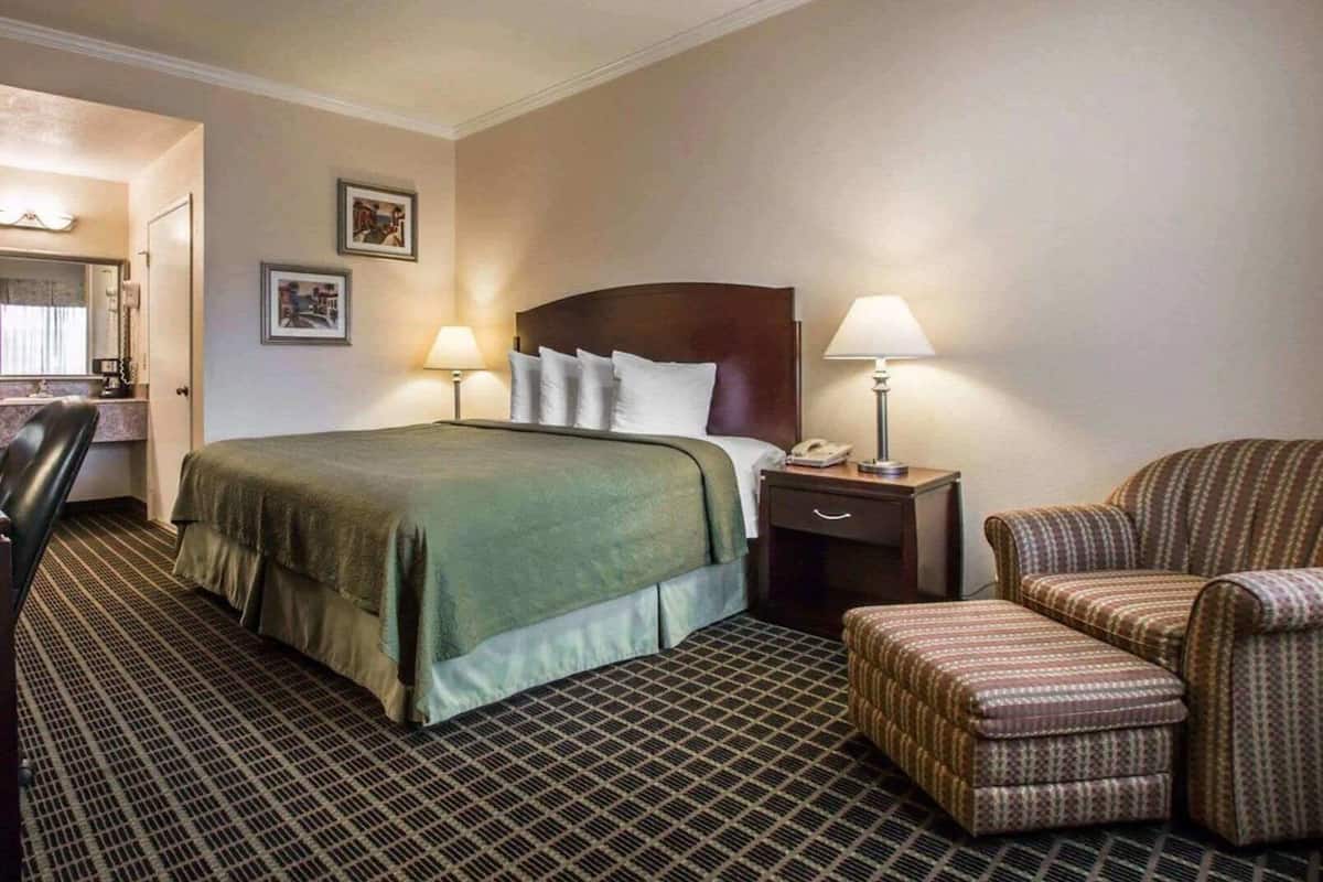 Premium bedding, in-room safe, desk, laptop workspace