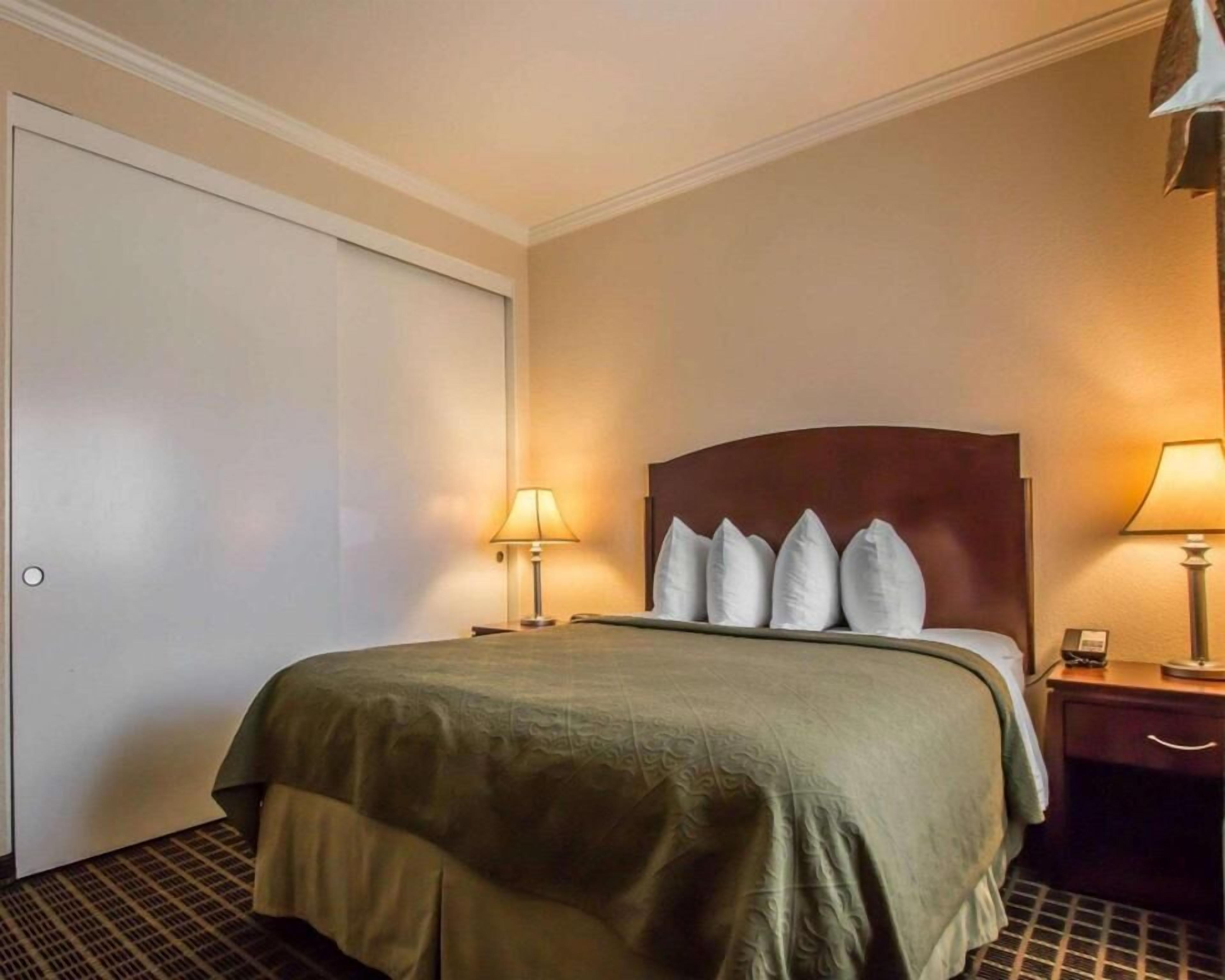 Premium bedding, in-room safe, desk, laptop workspace
