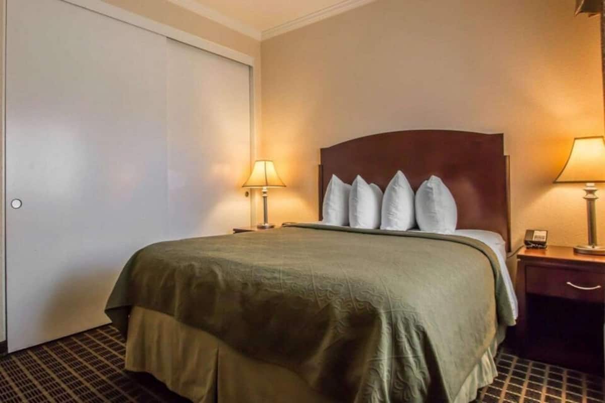 Premium bedding, in-room safe, desk, laptop workspace