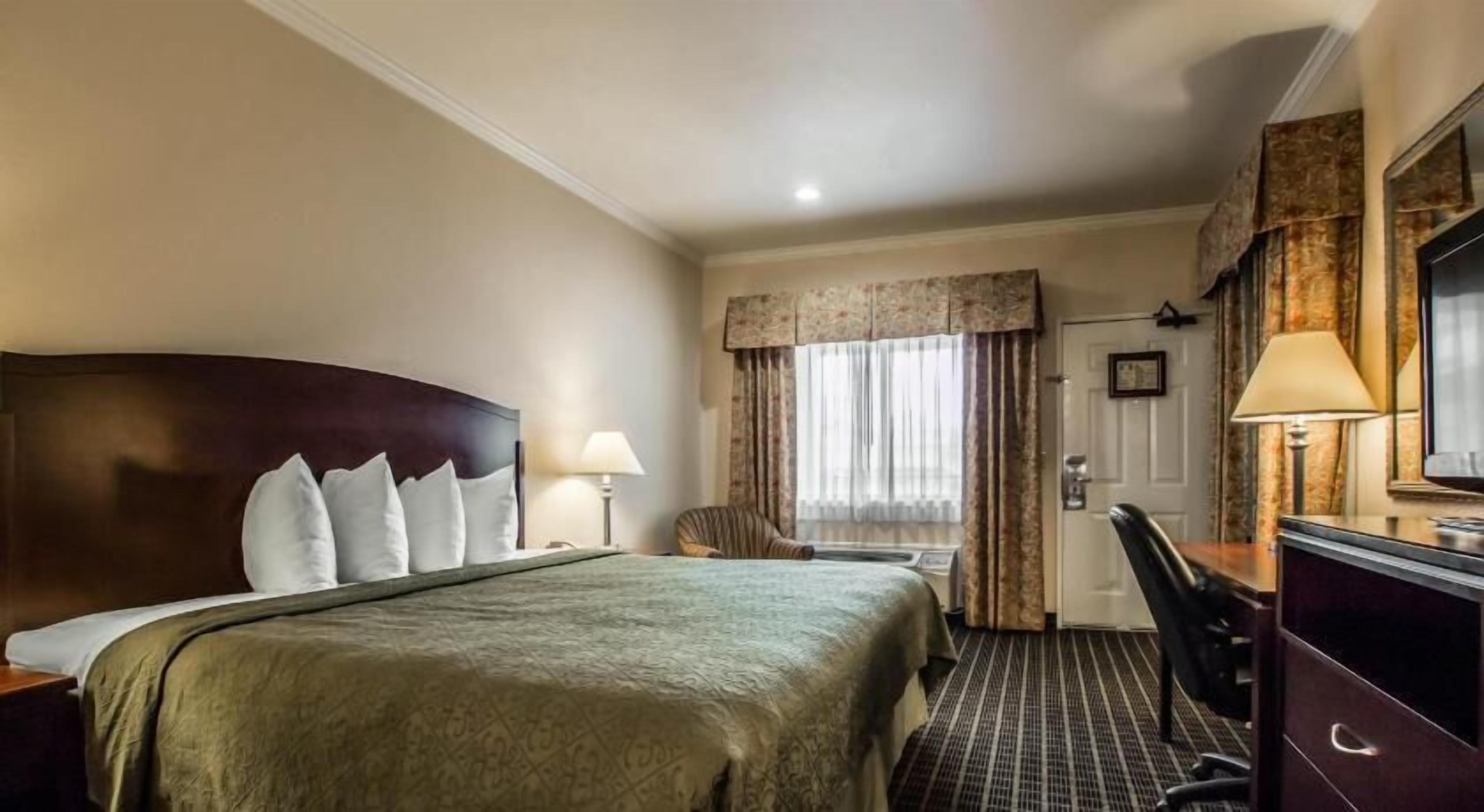 Premium bedding, in-room safe, desk, laptop workspace