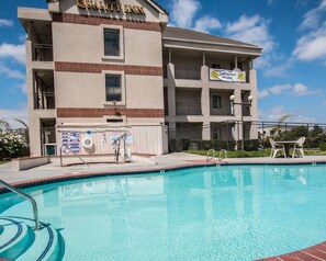 Outdoor pool, open 8:00 AM to 10:00 PM, pool umbrellas, sun loungers - Quality Inn Temecula Valley Wine Country (Temecula)