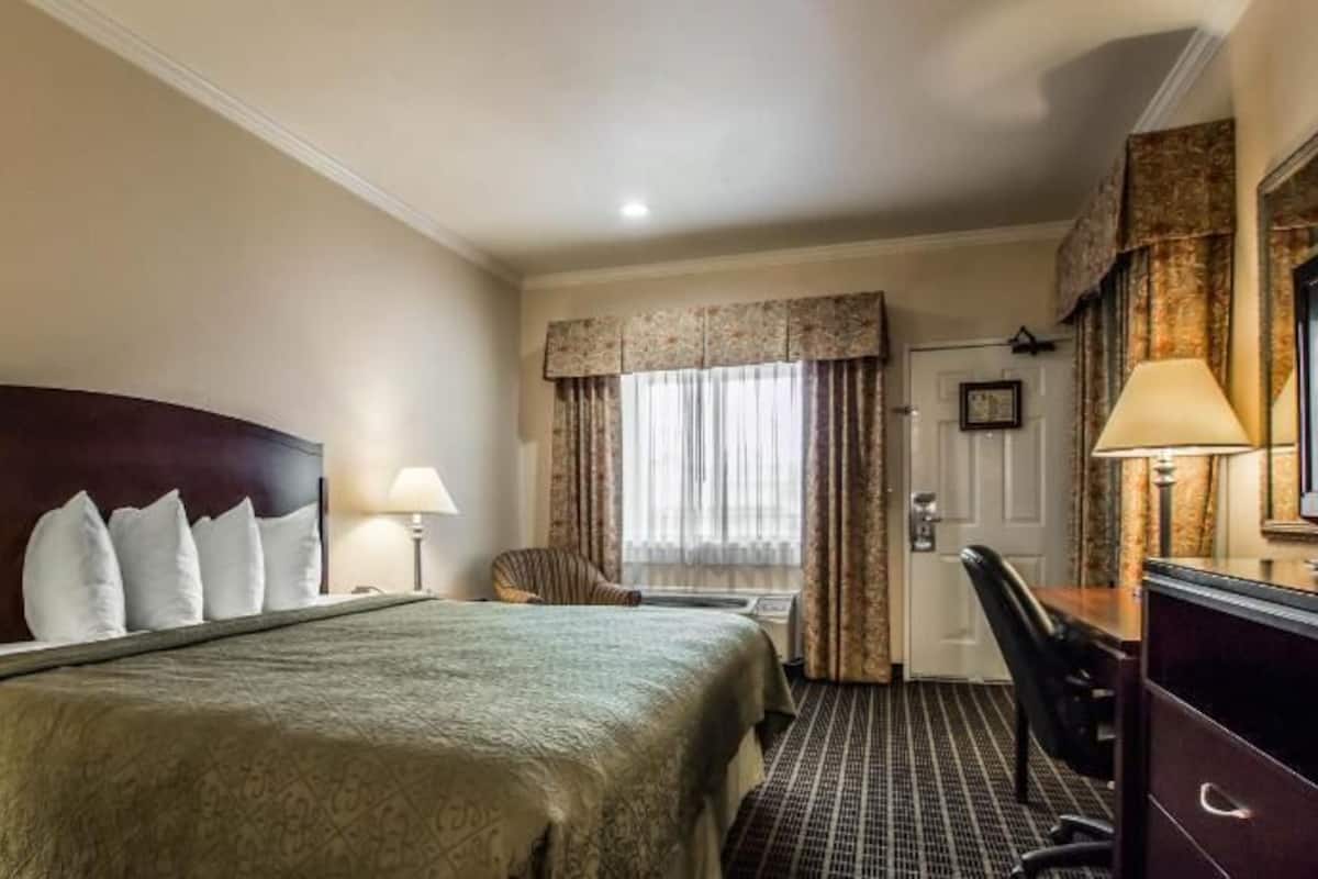Premium bedding, in-room safe, desk, laptop workspace