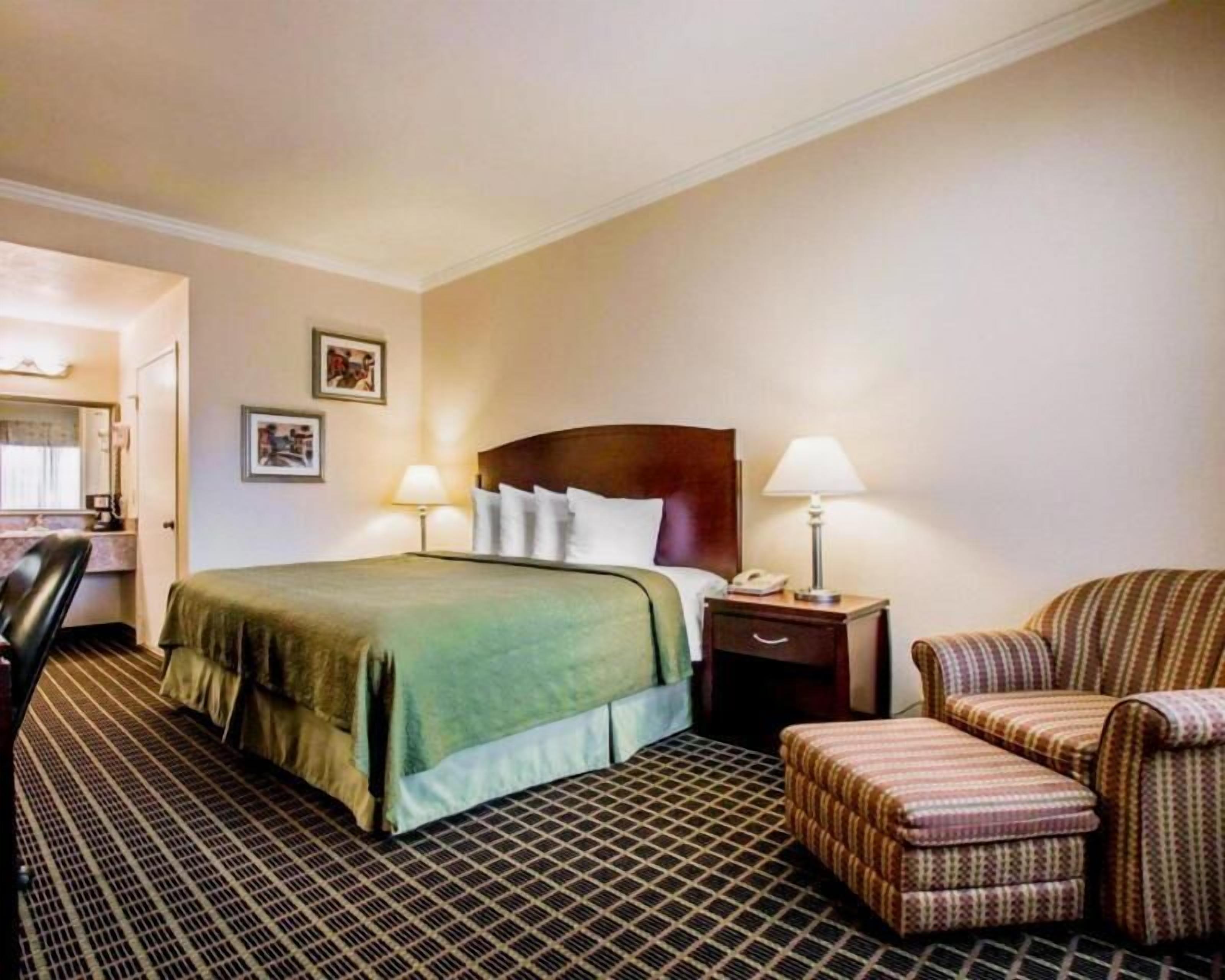 Premium bedding, in-room safe, desk, laptop workspace