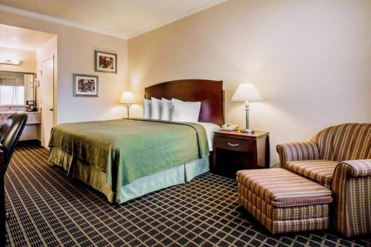 Premium bedding, in-room safe, desk, laptop workspace