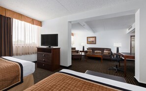 Suite, 1 cama individual (Executive Double-Queen, Alcove Suite) | Escritorio, espacio para trabajar con laptop y cortinas blackout