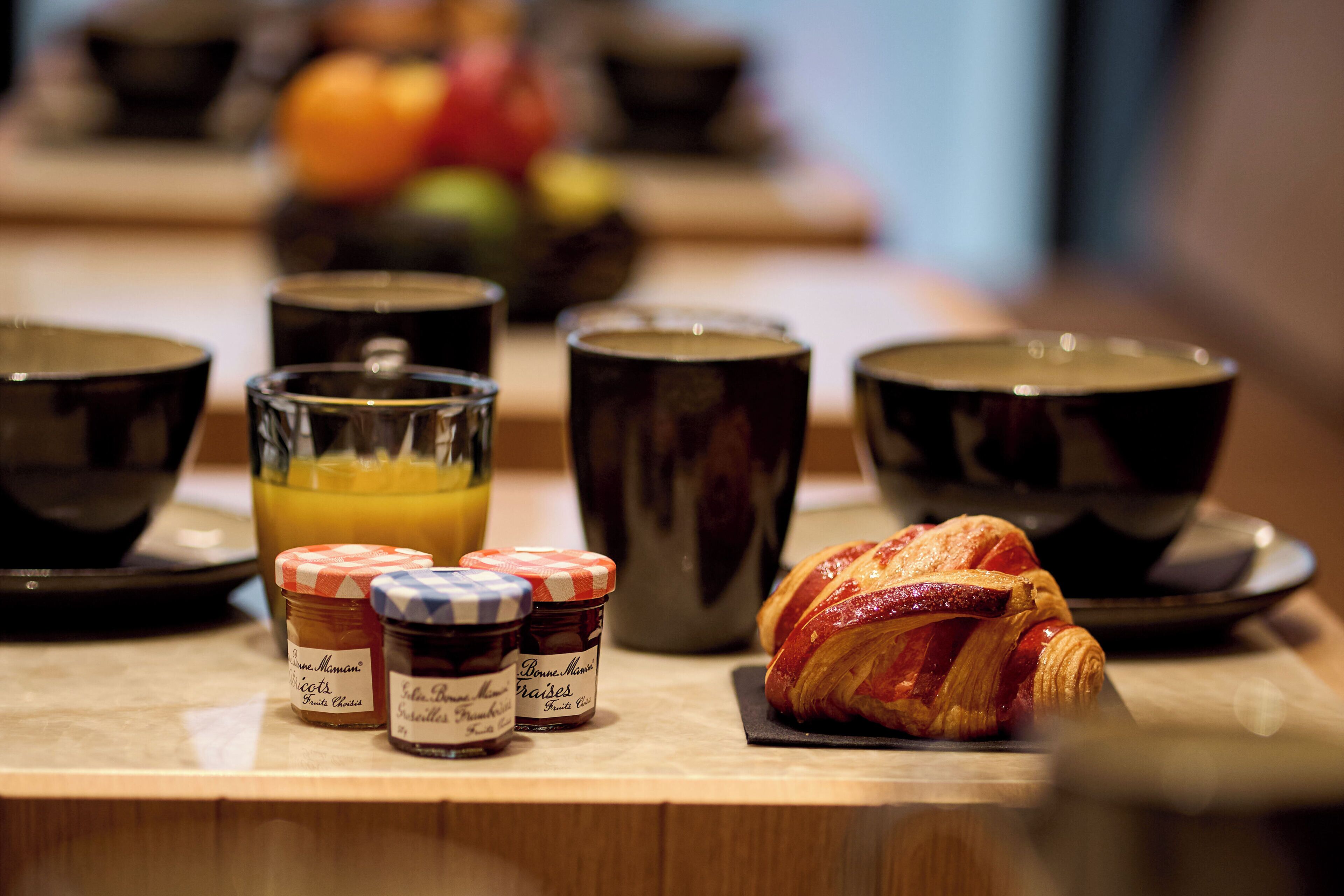 Desayuno buffet diario (EUR 28 por persona)