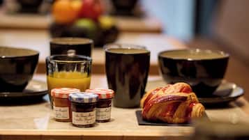 Petit déjeuner buffet (28 EUR par personne)