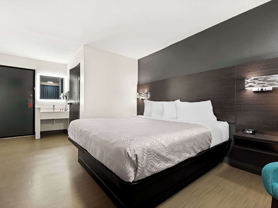 Habitación estándar, 1 cama de matrimonio grande, no fumadores | Escritorio y espacio para trabajar con un portátil