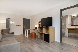 Zimmer, 2 Queen-Betten, barrierefrei (Mobility & Hearing, Roll-in Shower) | Wohnbereich