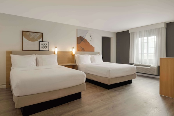 Premium bedding, desk, iron/ironing board, free cots/infant beds