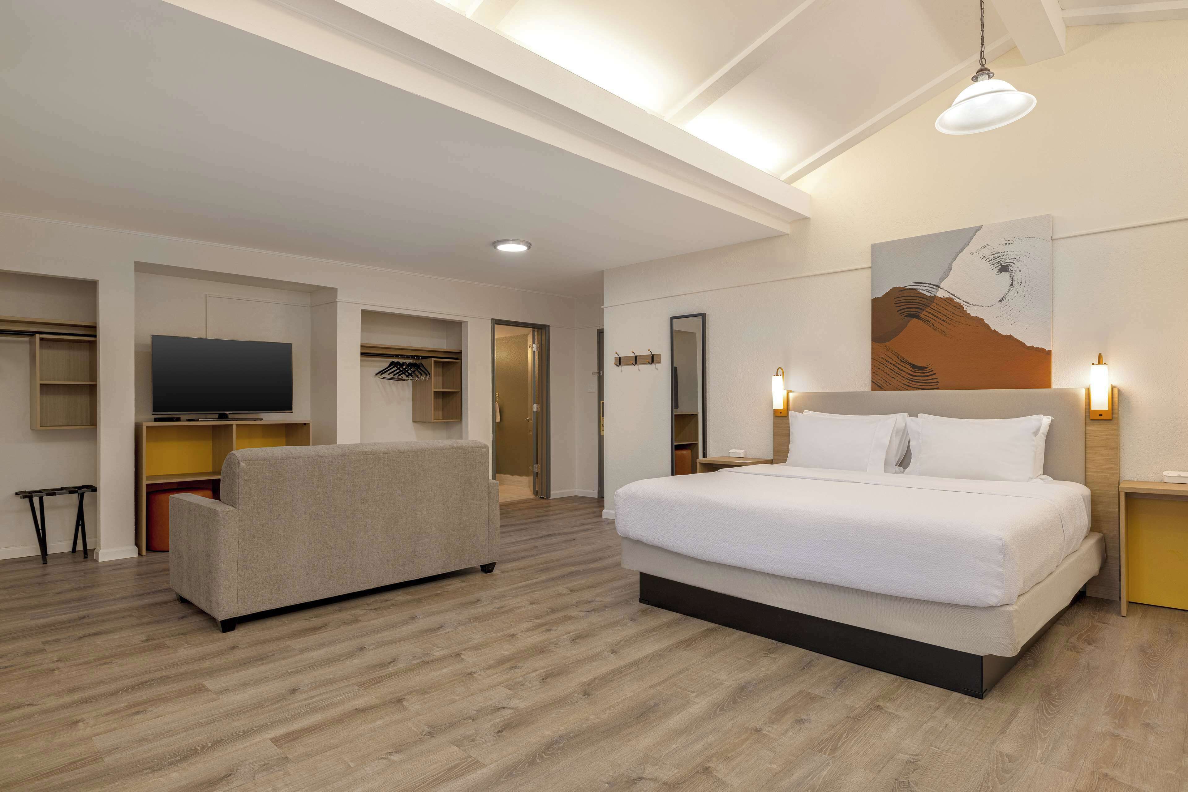 Studio Suite, 1 King Bed | Premium bedding, desk, iron/ironing board, free cots/infant beds