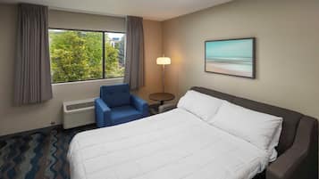 Camas con pillow-top, escritorio, cortinas blackout y insonorización