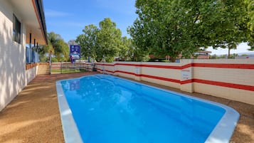 Piscine extérieure, chaises longues