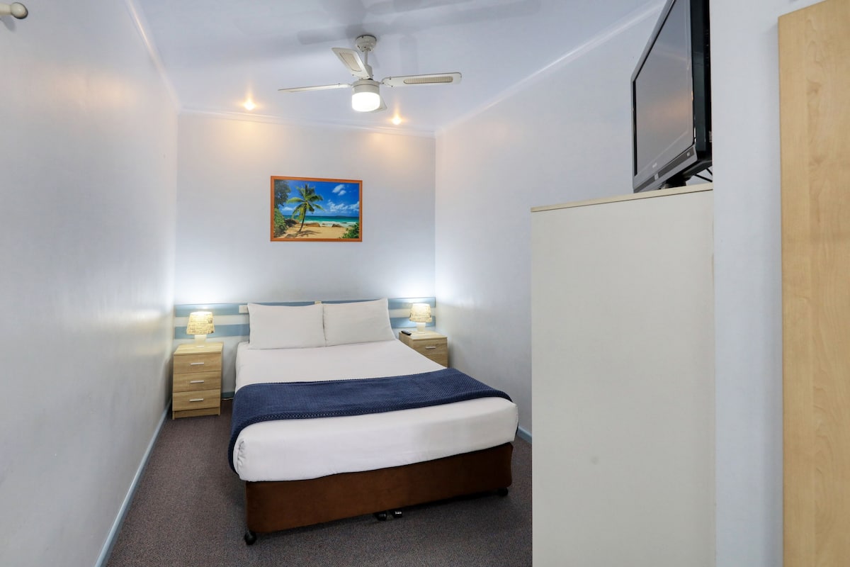 Laptop workspace, iron/ironing board, free WiFi, bed sheets