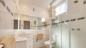 Shower, free toiletries, hair dryer, towels - Tumut Farrington Motel (Tumut)
