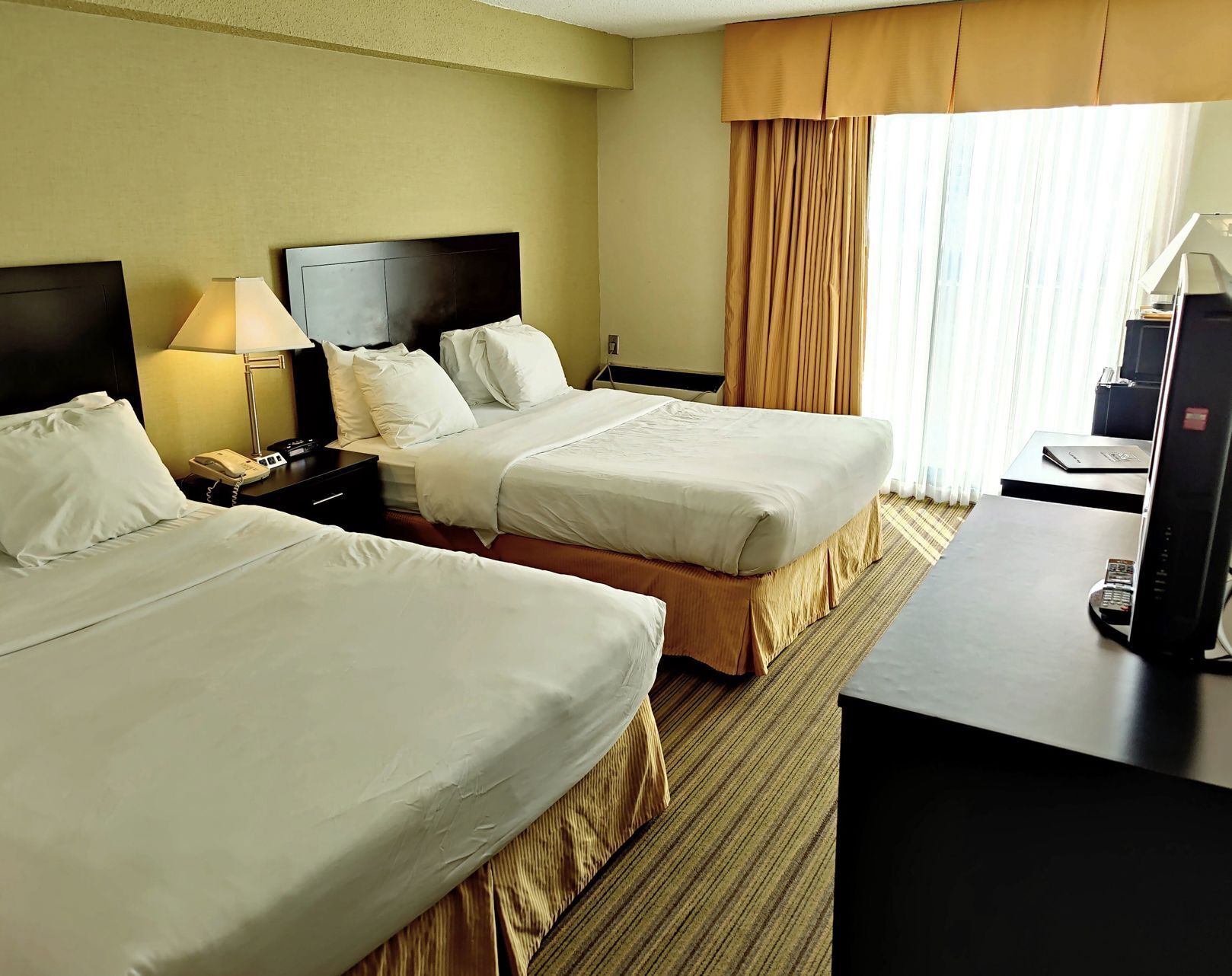 Egyptian cotton sheets, premium bedding, down comforters, desk