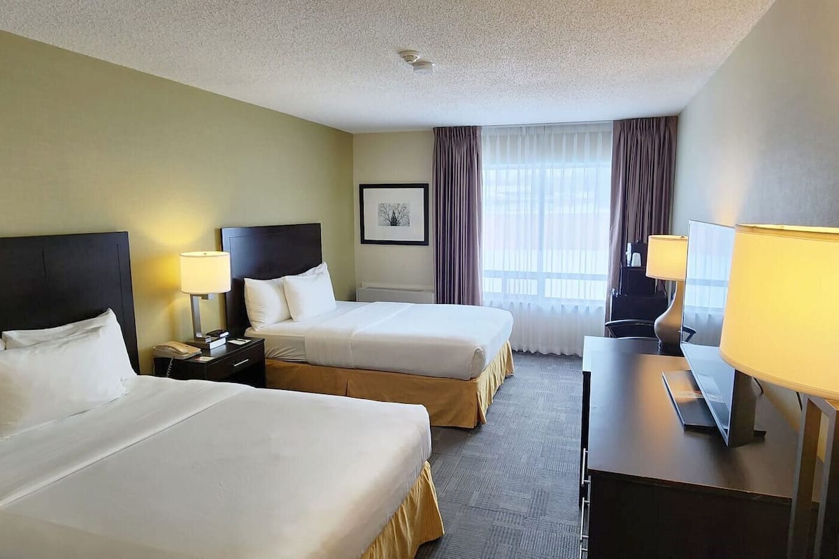 Egyptian cotton sheets, premium bedding, down comforters, desk