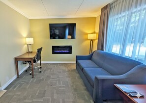 Egyptian cotton sheets, premium bedding, down comforters, desk - Quality Inn Peterborough (Peterborough)