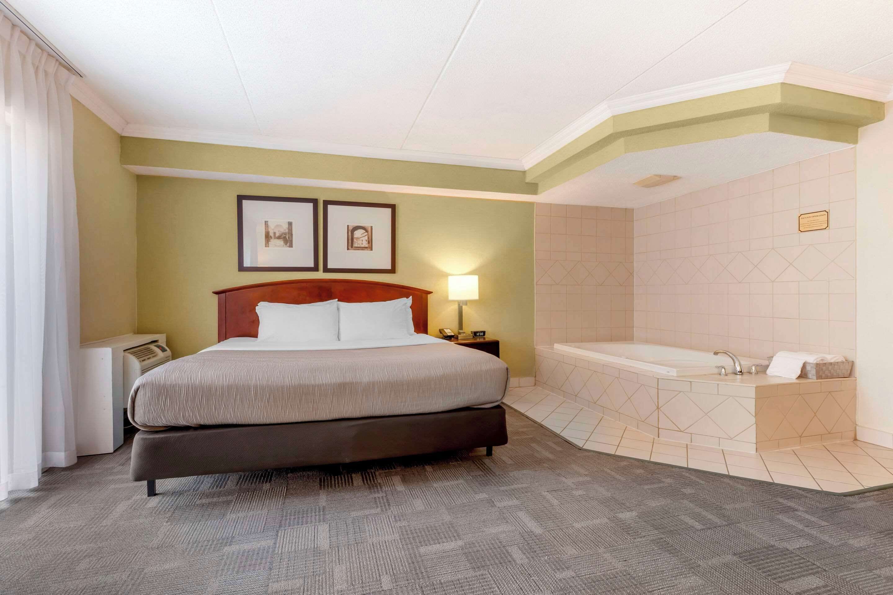 Suite, 1 King Bed, Non Smoking (Upgrade) (Not Pet friendly) | Biancheria in cotone egiziano, biancheria da letto di alta qualità