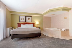 Suite, 1 King Bed, Non Smoking (Upgrade) (Not Pet friendly) | Sábanas de algodón egipcio y ropa de cama de alta calidad