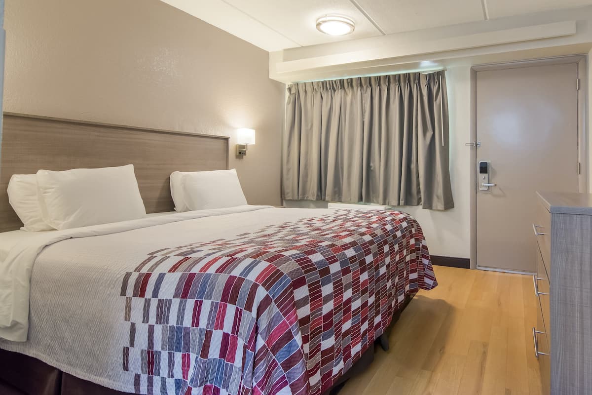 Standard Room, 1 King Bed (Smoke Free) | Desk, laptop workspace, blackout drapes, free cribs/infant beds