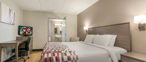 Een bureau, een laptopwerkplek, verduisterende gordijnen